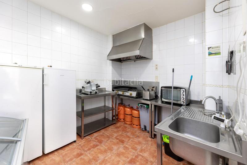 Foto bf5eb03a-1053-477d-bcf4-42e276821a39. Local comercial ponemos en venta esta cafetería , en el centro , totalmente equipada y lista para abrir en Armilla