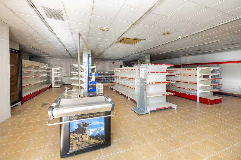 Foto e0d4351a-a62a-4873-94cb-f8d903fa7dca. Local comercial local céntrico en la carretera de granadagojar en Gójar