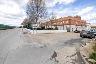 Local commercial  Calle clara campoamor. Gran local en venta en granada  aeropuerto