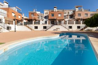 Maison jumelée  Avenida av. los llanos. Casa adosada con piscina y pádel en urb. llanos de silva