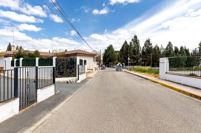Foto 1799d59f-a621-4186-ab14-412b6162a22f. Terreno residencial solar urbanización parque del cubillas con proyecto básico y licencia de obras en Albolote