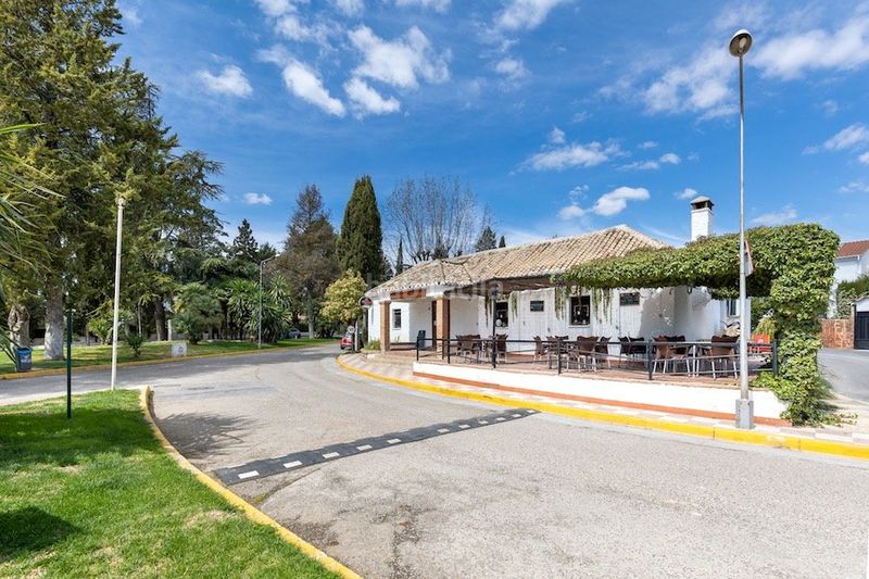Foto bad5bfea-b90f-4397-8159-98157a979fce. Terreno residencial solar urbanización parque del cubillas con proyecto básico y licencia de obras en Albolote