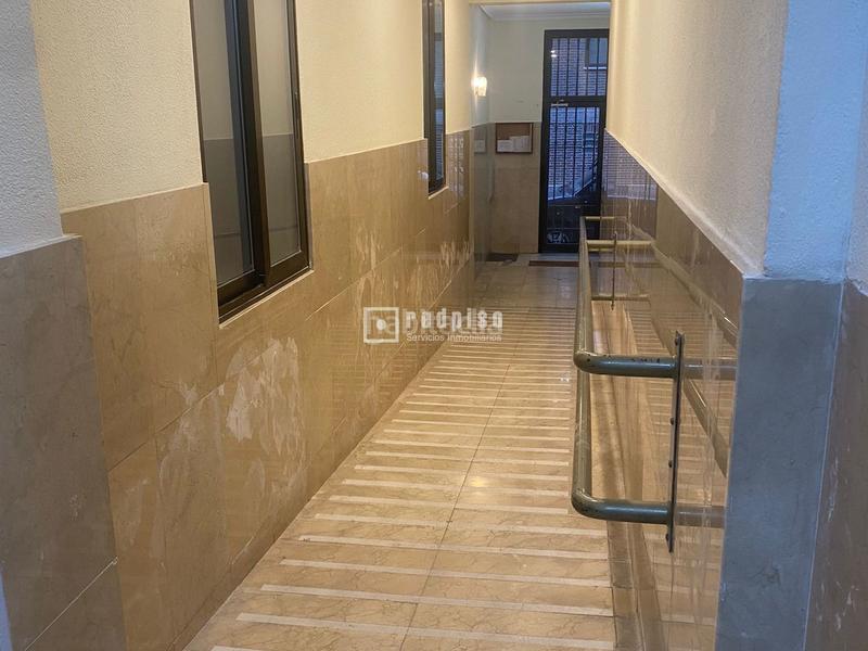 Foto 793b5b7f-b396-42f7-b089-707c3cd8d463. Local comercial redpiso vende local trastero!!! en Madrid