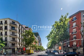 Aparcament cotxe a de Cea Bermúdez