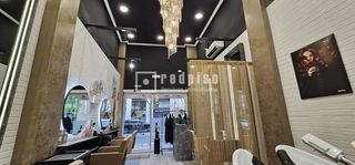 Lloguer Local Comercial  De santa maría de la cabeza. Traspaso peluqueria por 29.500  alquiler en 1.400