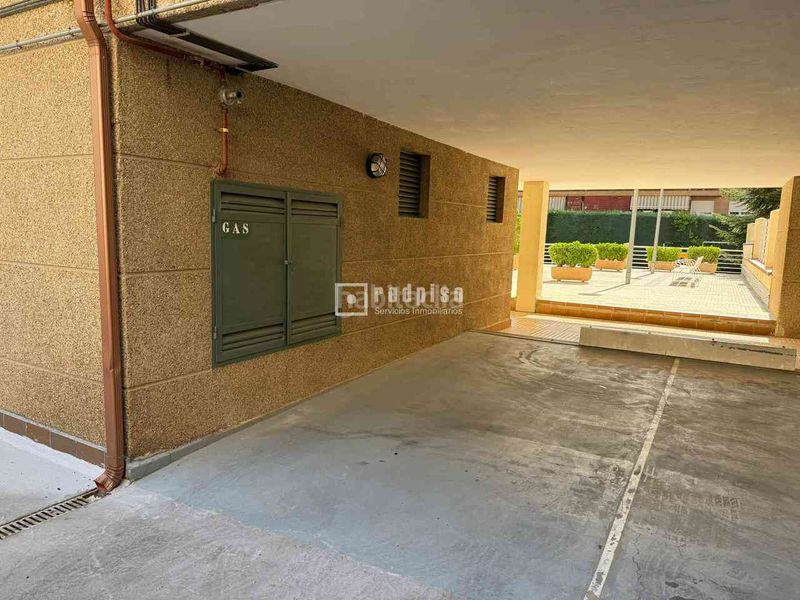 Foto be68874d-7208-4802-9ac1-5ff67d4a725d. Autoparkplatz in Casa Amarilla Galapagar