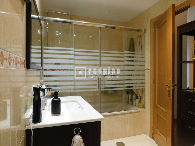 Foto e48939dd-1f92-4b86-bb07-864d4160e5db. Pis amb calefacció aparcament piscina a Butarque Madrid