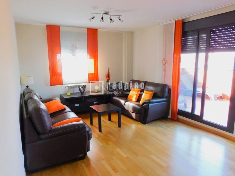 Foto 35ac174a-d1af-4c72-a3e1-72dc542874f9. Rent flat with heating parking pool in Butarque Madrid