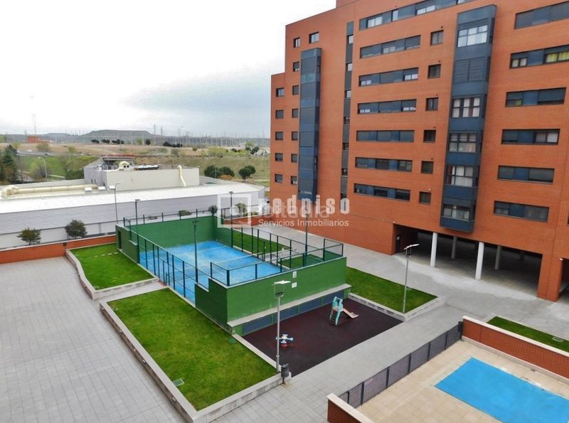Foto 8cc9108f-a92f-497f-b2ad-cb98b89d9b56. Rent flat with heating parking pool in Butarque Madrid