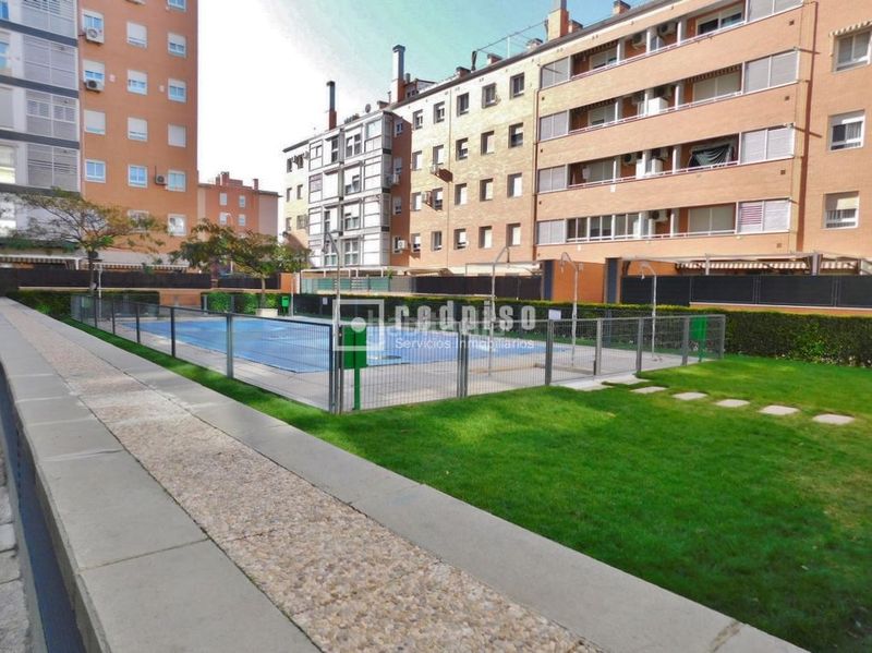 Foto 811a9aeb-5b4c-48b4-873a-2fd1764a8096. Pis amb calefacció aparcament piscina a Butarque Madrid