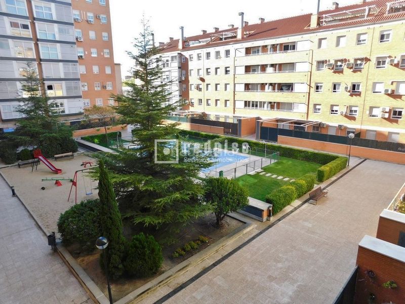 Foto 995a7c44-3f24-41df-a8db-b6e73c785ec1. Pis amb calefacció aparcament piscina a Butarque Madrid