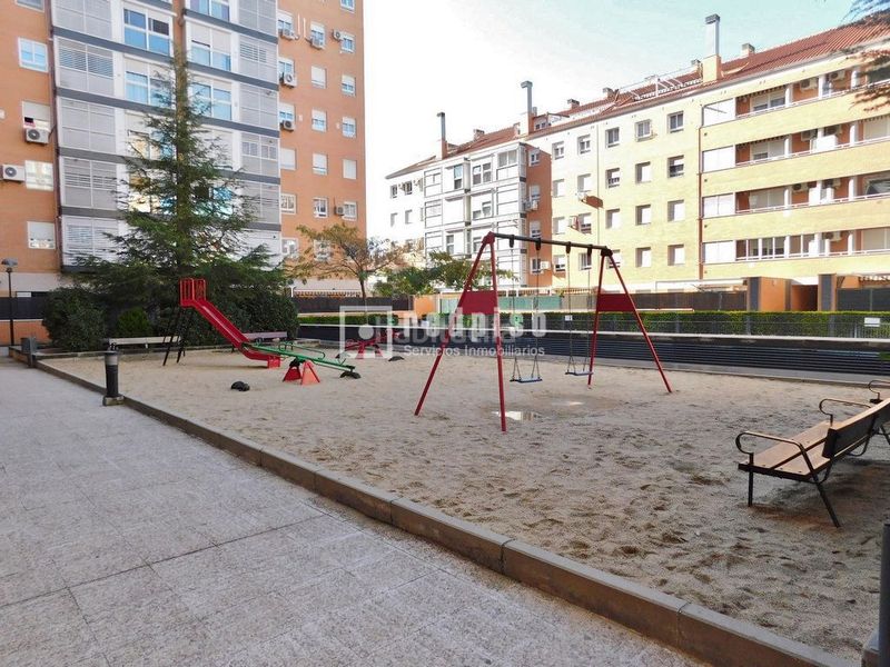 Foto f98ee5ac-b81e-4f7f-81a2-bc6a119de2fe. Pis amb calefacció aparcament piscina a Butarque Madrid