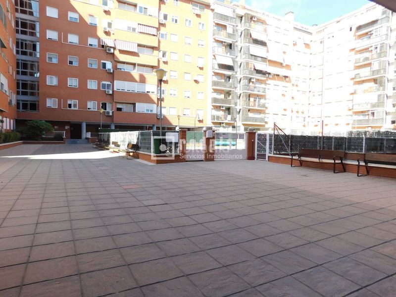 Foto 434f182b-b9da-47c9-a663-321466e7311d. Dúplex amb calefacció aparcament piscina a Butarque Madrid