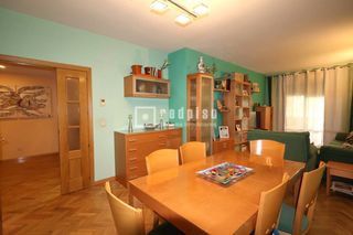 Etagenwohnung in Butarque. Amplio bajo de 3 dormitorios con terraza en urbanización privada