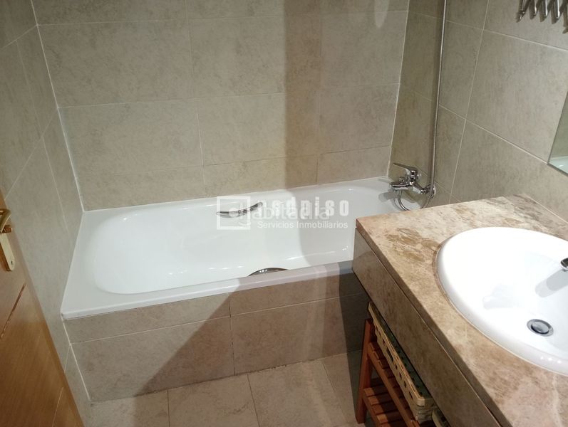 Foto 7234f03c-3911-4b6e-b286-2d25b6ebaa29. Rent flat with heating parking pool in Rejas Madrid