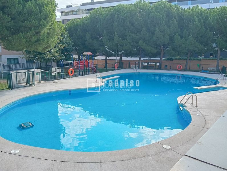 Foto 8014512f-8a7f-4ddd-9cc4-9f8e944192fc. Rent flat with heating parking pool in Rejas Madrid