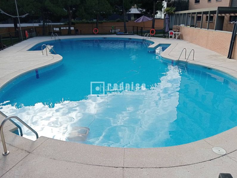 Foto b07c134c-d5bc-4307-9a55-a8a3722eb63d. Rent flat with heating parking pool in Rejas Madrid