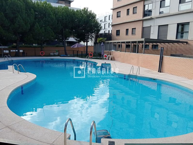 Foto b9484a02-0f43-4d31-ac7d-b4b0952a2ac8. Rent flat with heating parking pool in Rejas Madrid