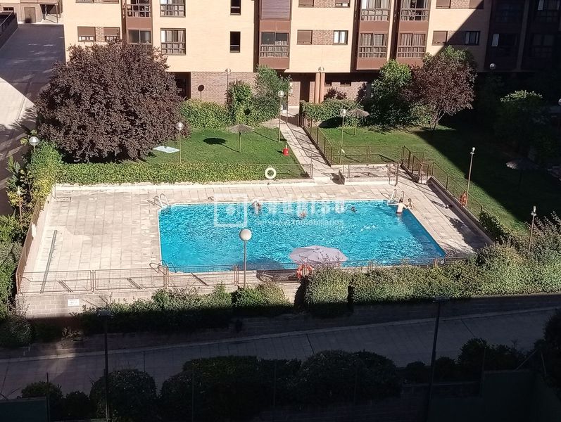 Foto 81d6d5eb-d4ae-4099-80d2-c155dc45907f. Lloguer pis amb calefacció piscina a Rejas Madrid