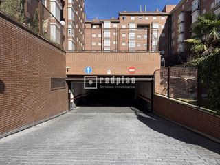 Aparcament cotxe a de Puente la Reina