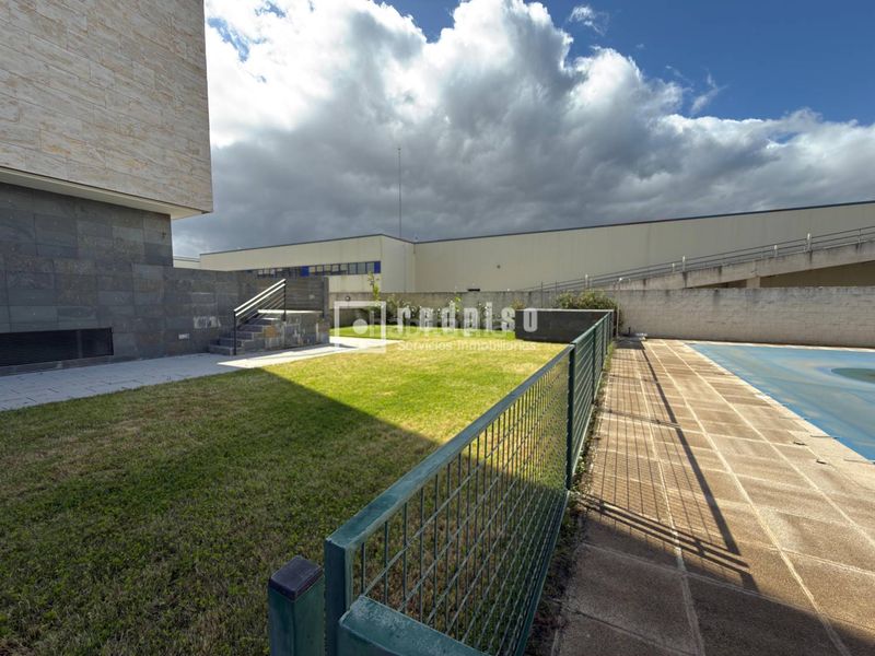 Foto ed2330f2-2264-41e2-8754-3bf116cc3602. Loft amb calefacció aparcament piscina a Zona Industrial Tres Cantos