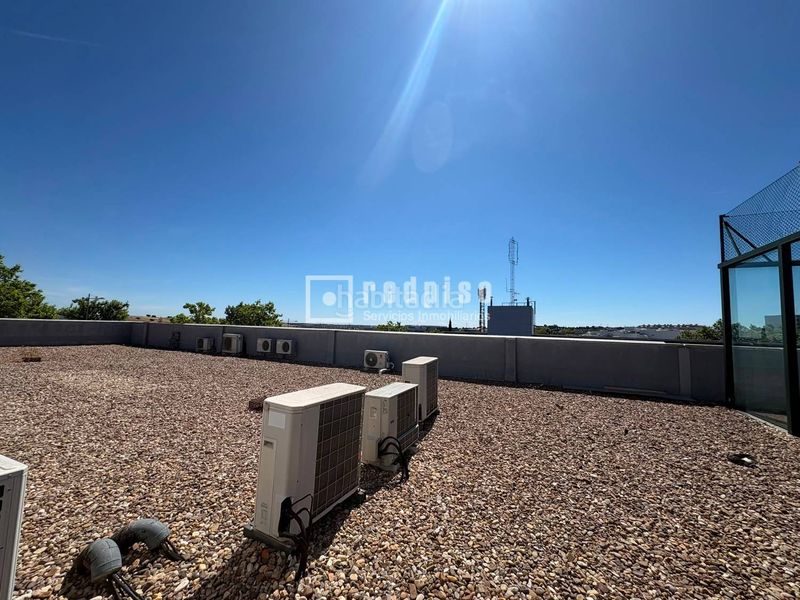 Foto 92ba25b4-cbbf-40a3-a019-1b801b7d2bf1. Loft amb calefacció aparcament piscina a Zona Industrial Tres Cantos