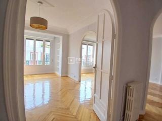 Lloguer Pis  Ferraz. Disfruta de este piso señorial, luminoso, amplio y reformado, ub