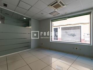 Local Comercial en Centro-Ayuntamiento. Espacioso local en pleno corazn de pinto a pie de calle.