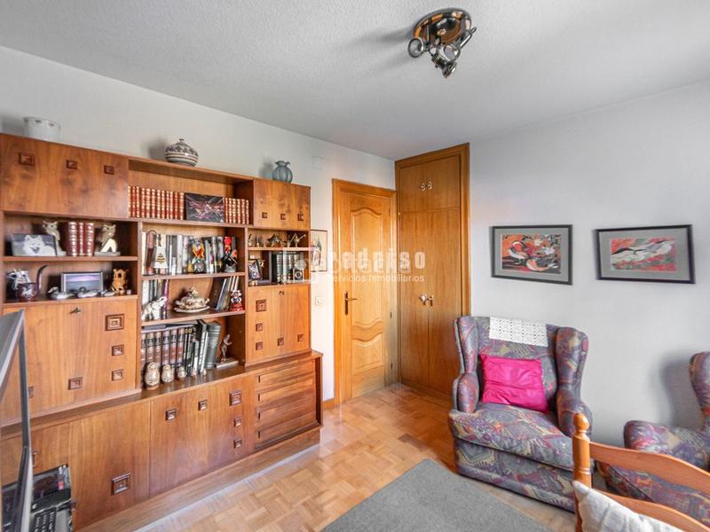 Foto c3d8f840-61df-4f03-b971-41594fbea98f. Piso luminoso piso en esquina con vistas!! en Pavones Madrid