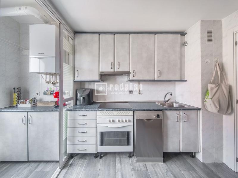 Foto b0f8f89e-6451-4733-9957-b360590d0cc1. Piso oportunidad en valdebernardo! piso totalmente reformado listo para entrar a vivir! en Madrid