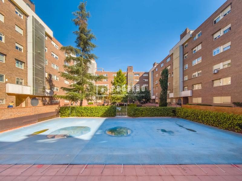 Foto ba618090-a57f-48ef-b9eb-0fa43556e09c. Pis amb calefacció aparcament piscina a Valdebernardo-Valderribas Madrid