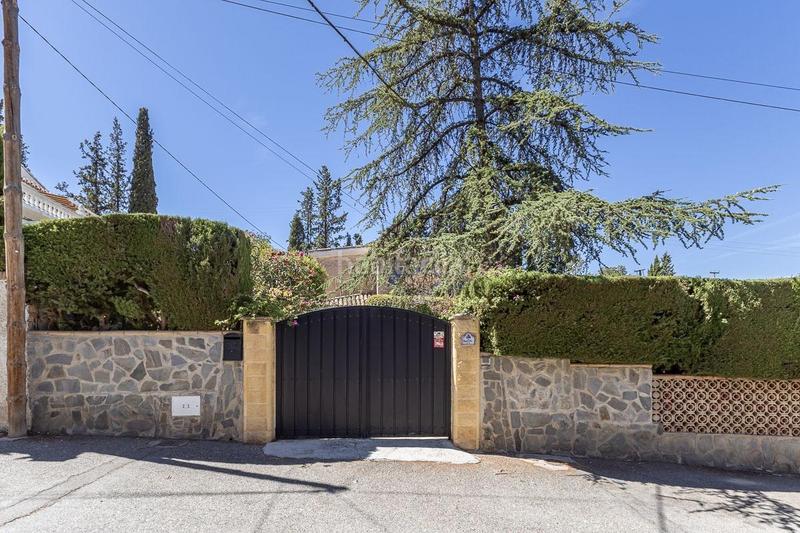 Foto bc4b5554-06c8-49c9-a080-5e9e3403fcac. Chalet con parcheggio piscina in La Zubia Ciudad Zubia (La)