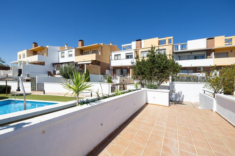 Foto 627bd9cf-1ab6-4d13-999b-d3e4d78f50cb. Casa adossada amb calefacció aparcament piscina a Gabias (Las)