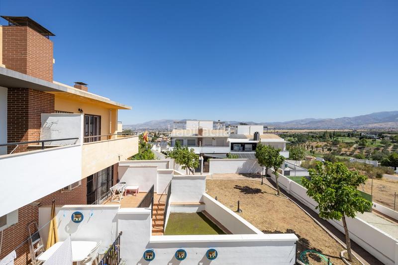 Foto 7c0ef123-f2b0-4867-af68-ee62173e13c2. Casa adossada amb calefacció aparcament piscina a Gabias (Las)