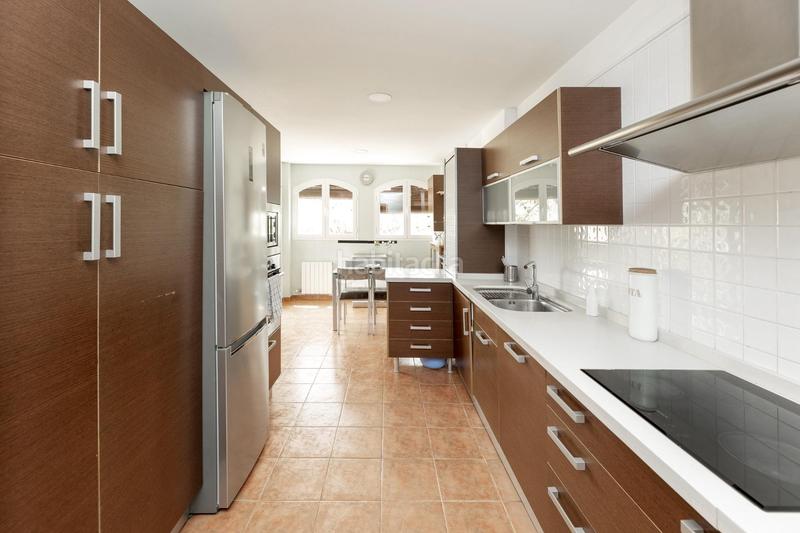 Foto 82a0e496-d522-4c24-9f66-48e4575c9c1f. Semi detached house with heating parking pool in Crta. De la Sierra Granada