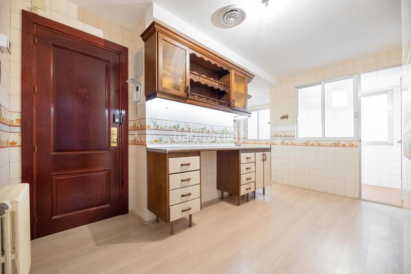 Foto a3f88f39-dbfe-4e61-b81b-30445647fee8. Flat in avenida divina pastora 7 bloque 2 7 in San Ildefonso Granada