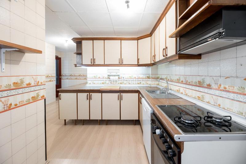 Foto f76379b9-92e9-44b3-b9ab-03fd8713a512. Flat in avenida divina pastora 7 bloque 2 7 in San Ildefonso Granada