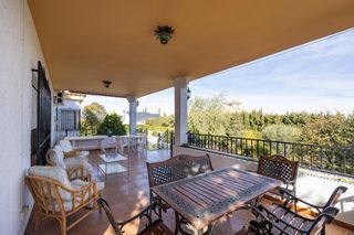 Chalet  Calle lindaraja. Estupendo chalet en urbanización los alixares de otura