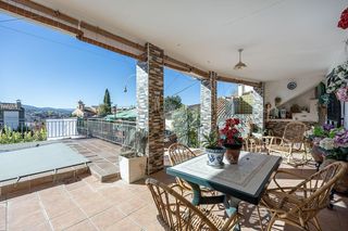Casa adossada a Barrio de la Vega. Casa con piscina en el barrio de monachil