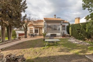 Chalet  Carretera carretera gabias. Gran vivienda con parcela de casi 900 m2 en urbanización los cho