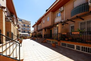 Casa adossada a Avenida avenida murcia 15. Espectacular casa unifamiliar en recinto cerrado en granada capi
