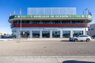 Edifici a Peligros. Se vende edificio comercial totalmente instalado a pie de carret