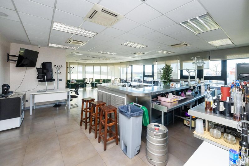 Foto 4a89c525-14b0-4fdd-b8f6-a00a06bf4239. Edificio in Peligros