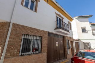 Casa in Calle de la cruz 6. Casa independiente en el centro de dílar