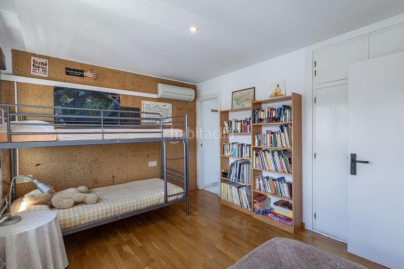Foto 005a1712-68d0-4846-ba23-c68fcb101e29. Casa amb aparcament a Bola de Oro Granada