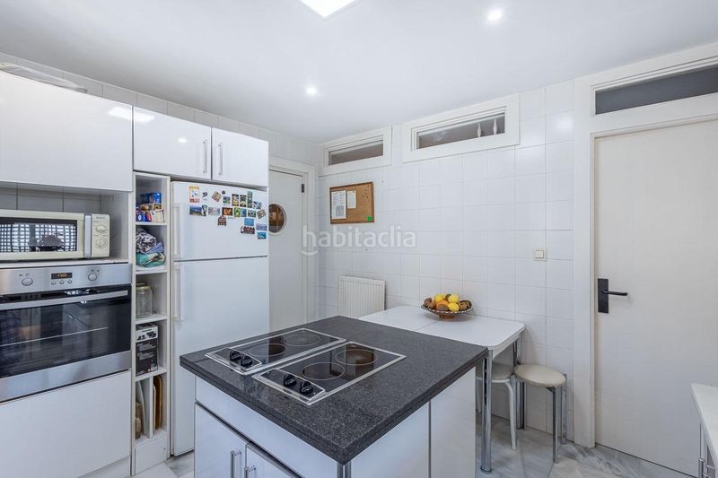 Foto b091eeee-ea86-428d-a280-6b7055a85d10. Casa amb aparcament a Bola de Oro Granada