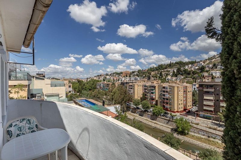 Foto b3694732-f96f-4289-b087-c5111e3a4062. Casa amb aparcament a Bola de Oro Granada