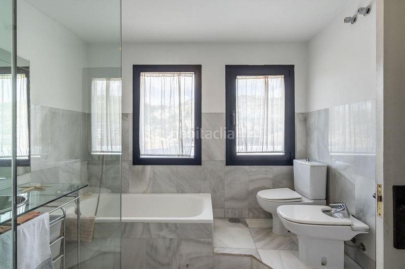 Foto d8f2d035-d058-416b-a04d-55b2af36b809. Casa amb aparcament a Bola de Oro Granada