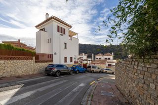 Chalet  Calle sala de las dos hermanas, 6. Exclusiva casa independiente con garaje para dos coches  con pis
