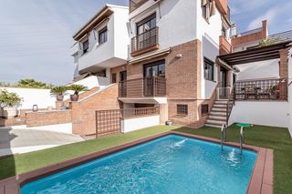 Casa  Calle dinamarca. Casa en carmenes de santo domingo.